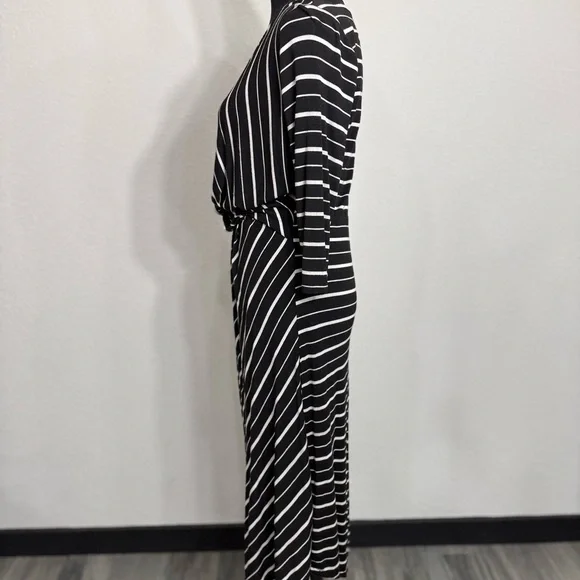 Bobeau Long Sleeve Dress in Classic Black - Picture 5 of 8